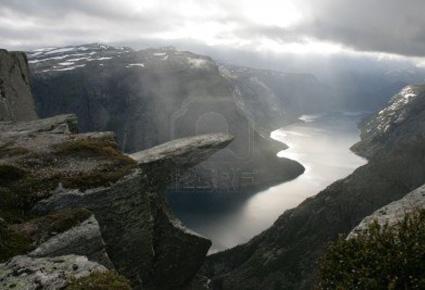 "Trolltunga" أجمل موقع طبيعي لعام 2012